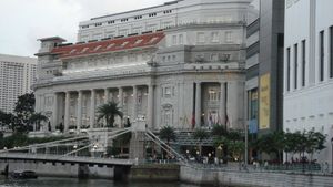 황혼녘의 풀러턴 호텔. 앞쪽은 캐버나 다리이다.