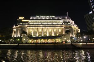 아름답게 라이트업된 풀러턴 호텔 야경