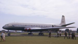 RAF 워터비치에 있는 수정된 둥근 창문이 장착된 코멧 C2, XK671 아퀼라