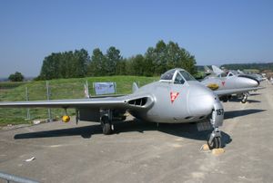 FB.5 1인승(왼쪽)과 T.11 2인승 전투기 뱀파이어