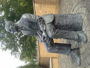 제프리 드 하빌랜드 동상, 허트퍼드셔 대학교, 해트필드