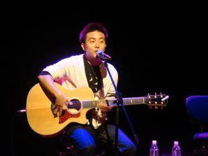 싱가포르 에스플러네이드에서 "This And That"을 부르는 최