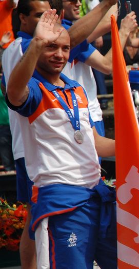 데미 더제이우, 2010년 FIFA 월드컵 준우승 메달을 착용한 채 네덜란드 대표팀 유니폼을 입고 있다.