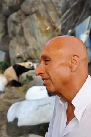 코트니 솔로몬은 홍콩의 기업가 앨런 즈먼으로부터 영화 던전 앤 드래곤 자금 지원을 받았다.