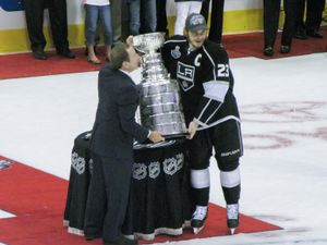 NHL 커미셔너 게리 배트먼이 2012년 6월 더스틴 브라운에게 스탠리 컵을 수여하고 있다.