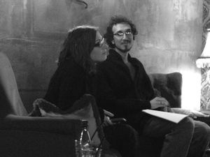 데보라 헤슬러와 야콥 브롬버그, 카페 델라빌 (아이비 작가 리딩 시리즈, 파리, 2013).