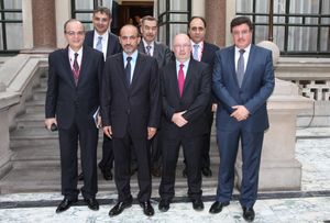 2013년까지 시리아 외교 정책을 감독하는 외무부 장관은 앨리스터 버트였다. 그는 시리아 국민 혁명 반대 세력 연합과 만나는 모습이다.