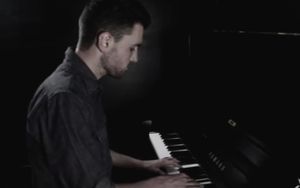 로런스가 2014년 틸뷔르흐의 록 아카데미에 재학 중인 모습