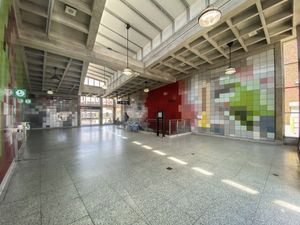 다채로운 타일 디자인으로 리모델링된 대합실