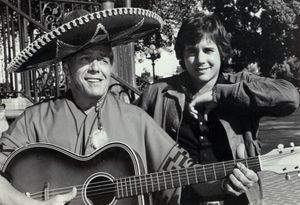 데지 아너즈(왼쪽)와 아너즈 주니어(오른쪽), 1974년 텔레비전 스페셜 California, My Way에서.