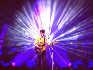 2021년 런던 브릭스턴 아카데미에서 공연하는 매케나