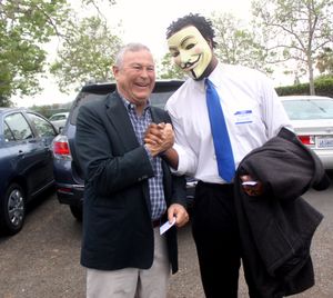 로러배커, 2013년 가이 포크스 가면을 쓴 지지자와 악수