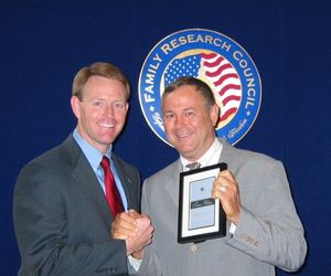 2003년 FRC 회장 토니 퍼킨스로부터 트루 블루 상을 받는 로러배커