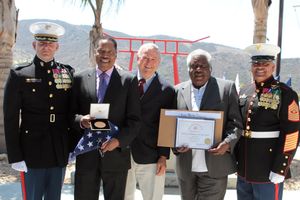 래리 엘더와 커크 엘더와 함께 의회 금메달을 스태프 상사 랜돌프 엘더를 대신하여 받다