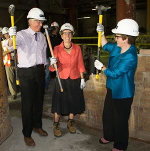 2010년 유니언 역 재개발 기공식에서 밀러(왼쪽)와 캐슬린 윈(가운데).