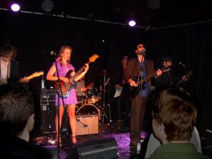 버먼이 캐시 옆에 서 있다.