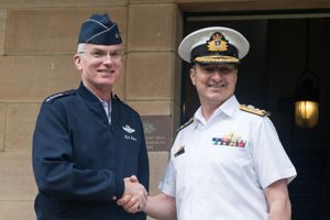 2018년 시드니에서 미국 공군 장군 폴 J. 셀바와 만나는 모습