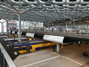 간선 선로 승강장과 그 위의 고가 전차 정류장