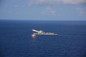 INS 델리가 브라모스 미사일을 발사하는 모습