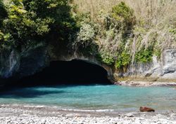 텐쇼도의 동쪽 입구. 산 쪽을 향해 있으며, 동굴 내 해수를 통해 파도가 밀려와 작은 해변이 형성되어 있다.