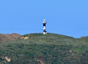 섬 서부 고지대에 위치한 해려도 등대