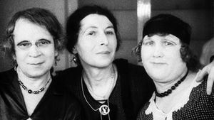 왼쪽부터: 토니 에벨, 샬롯 샬라크, 도라 리히터, 1933년경