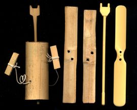 실을 감아 사용하는 대나무제(왼쪽)와 플라스틱제(오른쪽)