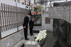 2021년 3월 8일 위령식에서 위령비에 헌화하고 묵념하는 당시 국토교통대신 정무관 아사히 켄타로.