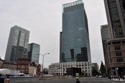 저층부는 구 건물을 복원하여 완성