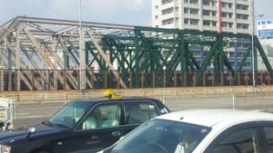 반만 페인트칠된 한큐 전철 나카쓰 역 근처의 철교. 페인트칠되지 않은 쪽은 벗겨짐과 녹이 눈에 띈다. 코팅의 보호 기능을 보여주는 사례이다.