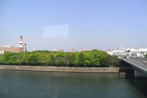 도쿄 모노레일을 따라 소음과 대기 오염을 완화하기 위해 심어진 숲 지역.