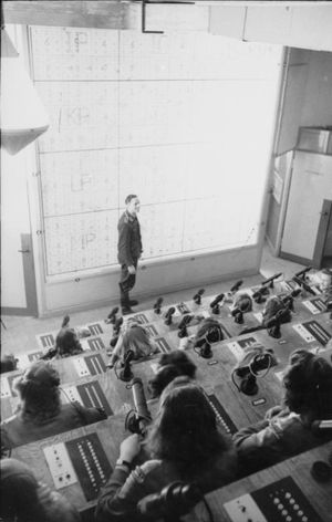 HQ 제4 대공사단, 뒤스부르크-볼프스부르크. 벽에 걸린 지도는 캄후버 선의 야간 전투기 구역을 보여준다.