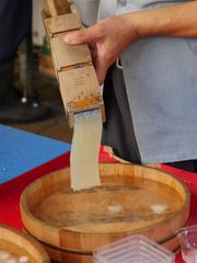 도코로텐은 구멍을 통해 해초 젤리를 밀어내어 가늘고 긴 면으로 만든다.