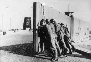 1939년 알바니아 위기 당시, 네이메헌 발 강 다리를 지키는 네덜란드 군인