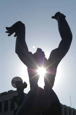 De Verwoeste Stad(파괴된 도시), 오십 자드킨(Ossip Zadkine)의 로테르담 조각상