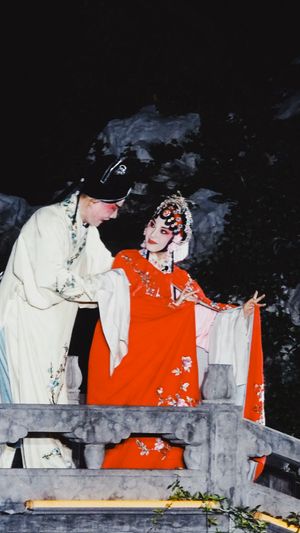 배우 궁인뢰(龚隐雷)와 배우 천전롱(钱振荣)이 출연한 《도화선》 공연