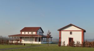 라인란트팔츠주 포메른에 재건축된 레누스를 숭배하는 갈리아-로마 사원의 모습.