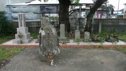 돈도코로 지진 희생자를 기리는 공양비들. 약 50년마다 새로 세워진다.