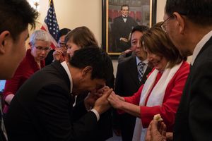 2018년 낸시 펠로시와 함께 있는 돈둡 왕첸