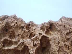 콘달라이트는 동고츠 산맥에서 발견되는 주요 암석 유형 중 하나이다.