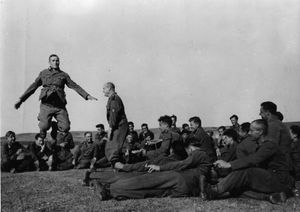 1944년, 전통 춤을 추는 러시아 군인.