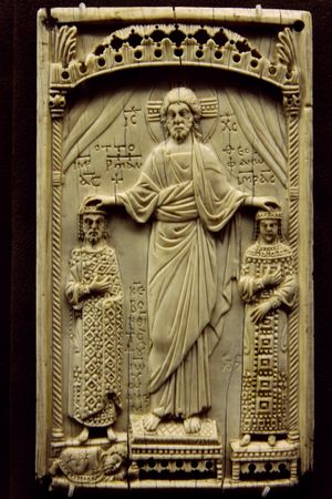 비잔티움 미술에서 영감을 받은 10세기 상아 책 표지. 신성 로마 제국 황제 오토 2세와 그의 아내 테오파누 황후의 대관식을 묘사한다.