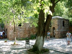 경당. 붉은색 줄로 원래 남아있던 부분과 나중에 복원된 부분이 구분할 수 있다.