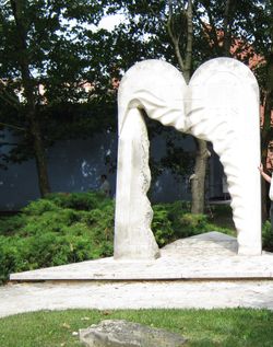 도시 중심부에 있는 유대인 홀로코스트 기념관. 홀로코스트 이전에는 도시 인구의 약 절반이 유대인이었다. 기념관은 찢어진 십계명 형태로, 주요 도시 회당이 있던 자리에 세워졌다.