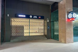 둥바역 B 출입구