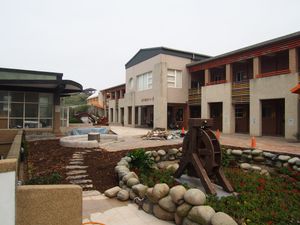 둥인 초등학교 및 중학교