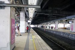 현대화된 샤틴역 승강장 모습.