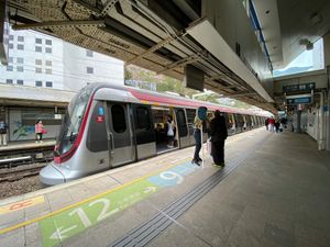 혼합 열차 운행(MFO) 기간 중 카오룽통역 승강장. 9량(R-Stock)과 12량(메트로 캠멜) 열차의 승차 위치를 색상으로 구분하여 안내하였다.