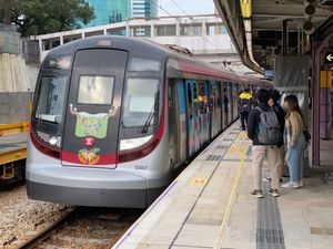 북쪽으로 향하는 열차가 사틴역 1번 플랫폼에서 종착하는 모습.