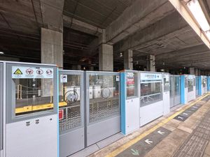 레이스 코스 역 플랫폼에 설치된 반 높이 자동 플랫폼 게이트(APG)